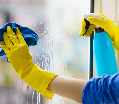Une femme de ménage pour nettoyer les vitres 